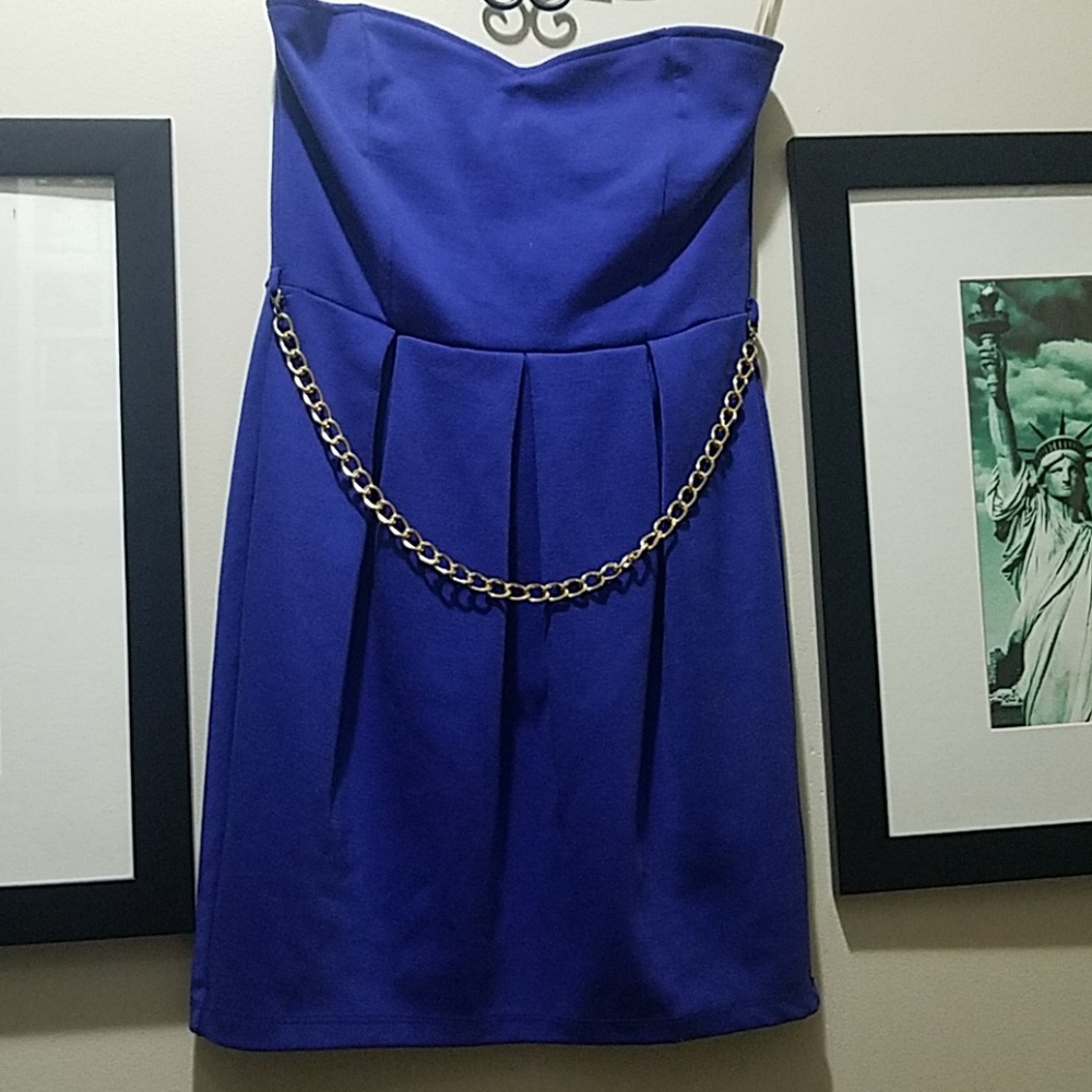 Sexy blue dress with gold chain